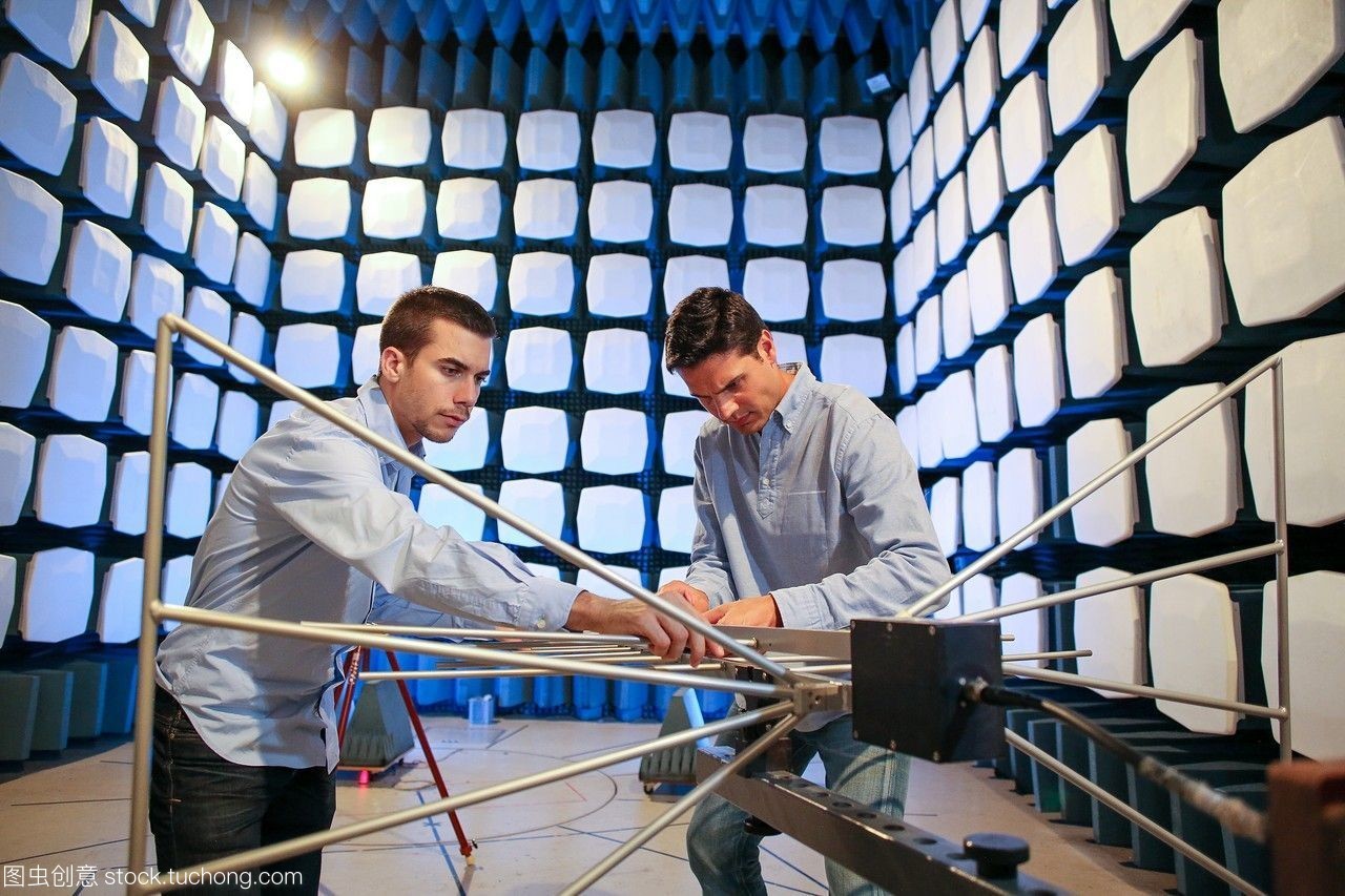 研究人員。消聲室。emc&電信實驗室低壓電器電子產(chǎn)品認證。技術(shù)服務(wù)行業(yè)。tecnalia研究與創(chuàng)新。bizkaia。巴斯克的國家。西班牙。